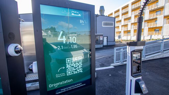 Prisen vises på skjermen mens man lader. Kortbetaling skjer på selve ladestolpen. Foto:  Marius Valle