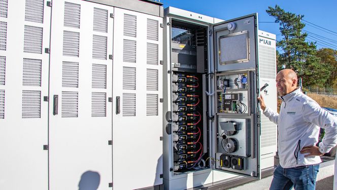 Bak ladestolpene er det skap med batteri-rack. Foto:  Marius Valle