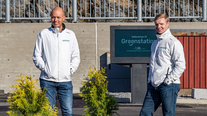 Roar Nygaard (til venstre) og Jan Erik Ødegård tror deres Greenstation er fremtidens ladekonsept. Foto:  Marius Valle