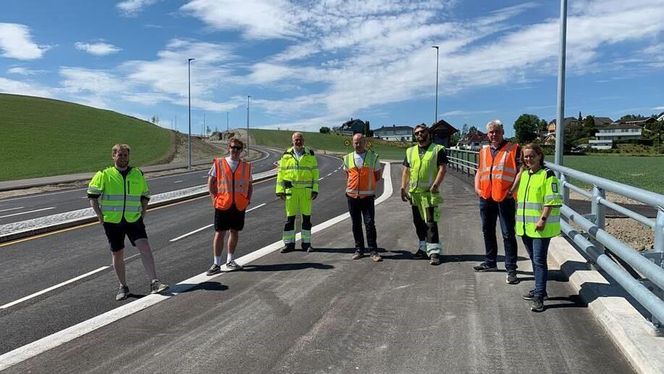 Stive smil og utsagn om at alle var godt fornøyd med ferdig prosjekt fra representanter fra Askim Entreprenør og Viken fylkeskommune på åpningsdagen i juni i fjor.. Men under overflaten lå det en omfattende rettstvist foran dem. Foto:  Askim Entreprenør AS