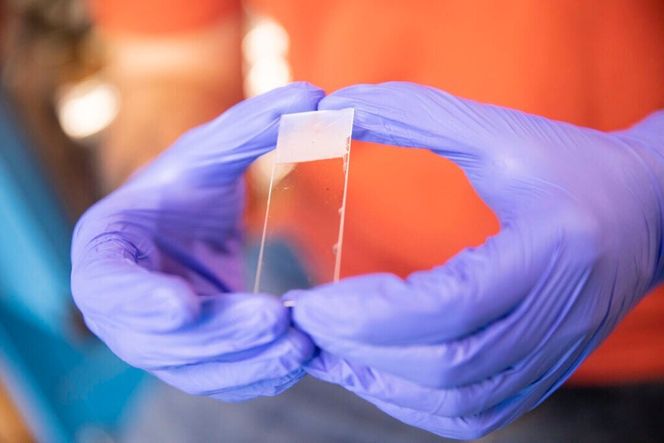 Metoden benytter selvlysende blekk som skrives ut på en epoxy-overflate. Foto: Harvard University
