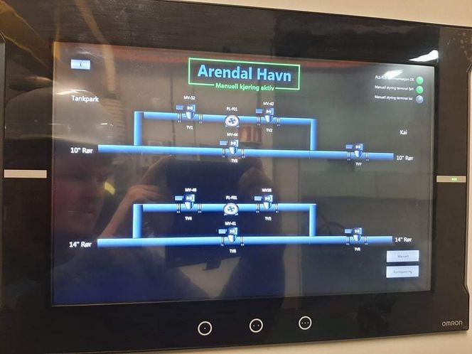 FJERNSTYRING: Mens operatørene tidligere måtte gå 500 meter inn i fjellet for å manuelt skru opp og igjen ventilene, kan de nå styre alt fra denne skjermen på kaia. Foto:  Kennet Halvorsen