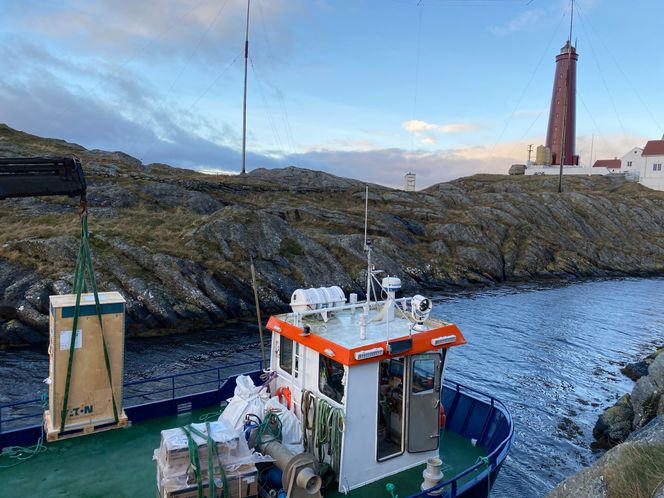 I februar kom en uvanlig båtlast til Utvær. Nå har det 40 kW batteriet fått prøvd seg én sesong, og det har gått knirkefritt. Foto: Erlend Nessen