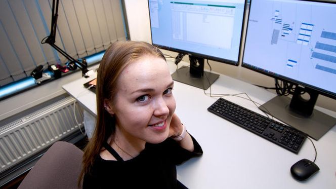 Mariia Dushenko har i doktorgraden utviklet en simuleringsmodell som fungerer som et laboratorium for digitale eksperimenter. Her kan studentene teste nye metoder for planlegging og styring av lasting og lossing fra roroskip. Foto: An-Magritt Larsen/USN