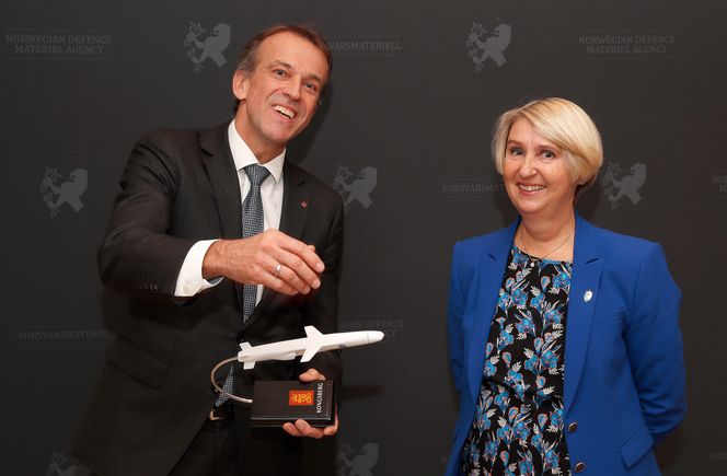 Direktør Eirik Lie i KDA og direktør Mette Sørfonden i Forsvarsmateriell signerte kontrakten om JSM trinn fire 21. oktober. Foto: Torbjørn Kjosvold / Forsvaret