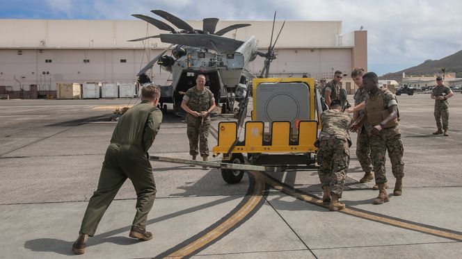 Soldater fra det amerikanske marinekorpset laster NSM om bord på et CH-53E. Foto: Sgt. Branden Bourque