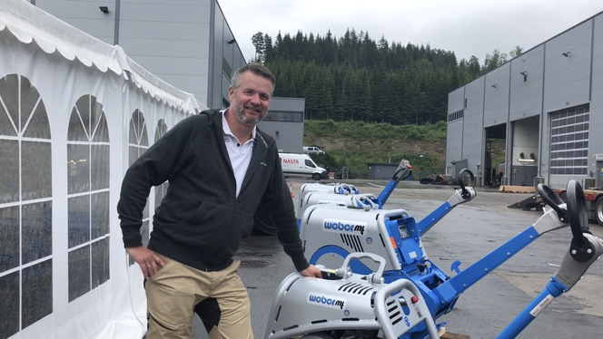 Terje Lastein hos importøren Nasta har stor tro på de elektriske vibroplatene fra Weber.