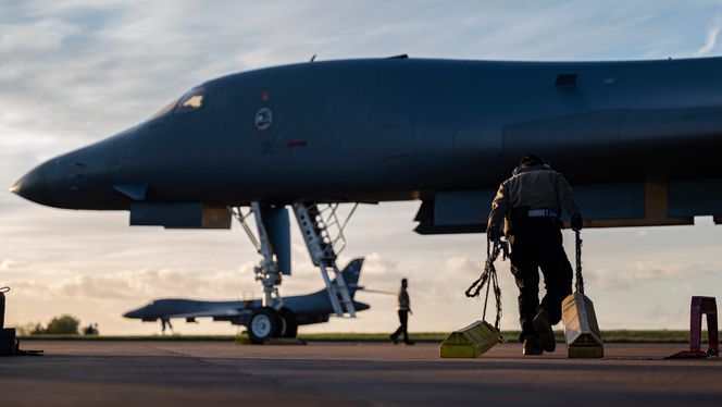 B-1B Lancer-flyene på RAF Fairford etter øvelsen i Norge. Foto:  Senior Airman Colin Hollowell