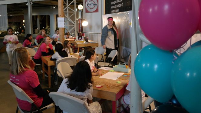 Gule lapper og Workshop. Også designprosessen, med personas og felles problemløsning er en del av IT-bransjen. Og jentene fikk prøve seg. Foto: Marianne Gjessing