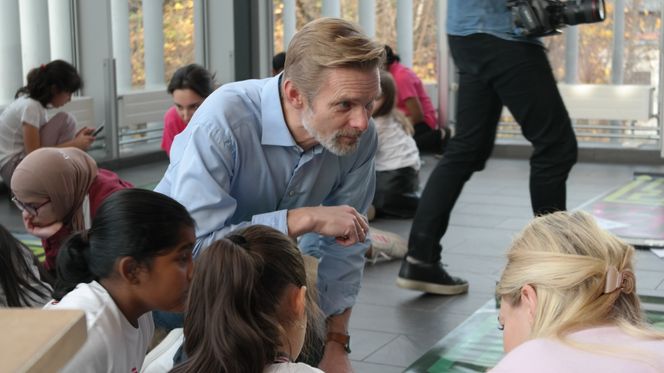 Øyvind Husby, leder i IKT-Norge, og Statssekretær Kristina Torbergsen fulgte spent med da jentene skulle styre en robot gjennom en labyrint. Foto: Marianne Gjessing