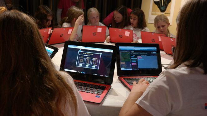 Etter å ha fjernstyrt en Microsoft-ansatt gjennom AR, får jentene prøve seg på grunnleggende blokk-koding i Minecraft. Foto: Marianne Gjessing