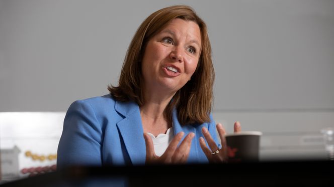 – Jeg kommer til NG med en sterk teknologibakgrunn og det er viktig for meg å sette teknologi i arbeid. Det digitale sorteringssyste - met med sensorer og roboter her på Alnabru, er et godt eksempel på teknologiutvikling, sier Astrid Skarheim Onsum. Foto:  Sverre Chr. Jarild