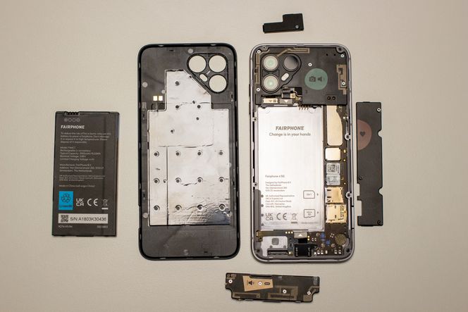 Batteri, bakdeksel og innmat. Foto: Are Thunes Samsonsen