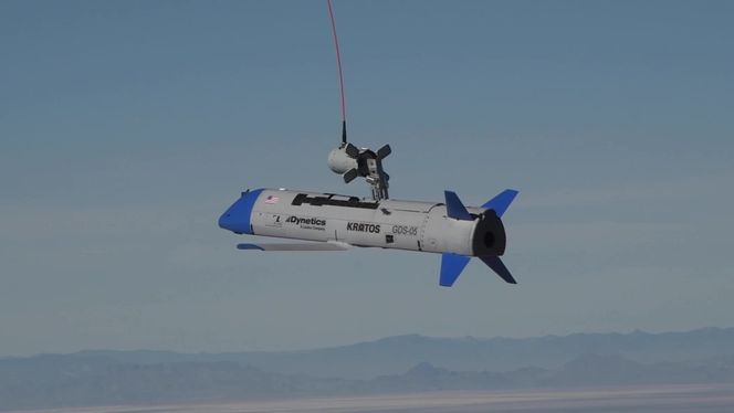 To X-61A-droner ble brukt i testinga i oktober. Den ene havarerte, og den andre ble hentet inn i lasterommet på en Hercules. Foto: DARPA