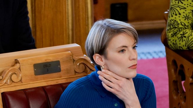 – Dette er for grått og for smått for Norge, mener Kari Elisabeth Kaski (SV) (t.h) om endringsforslagene til statsbudsjettet for 2022 som finansminister Trygve Slagsvold Vedum (Sp) la fram for Stortinget mandag. Foto:  Stian Lysberg Solum/NTB