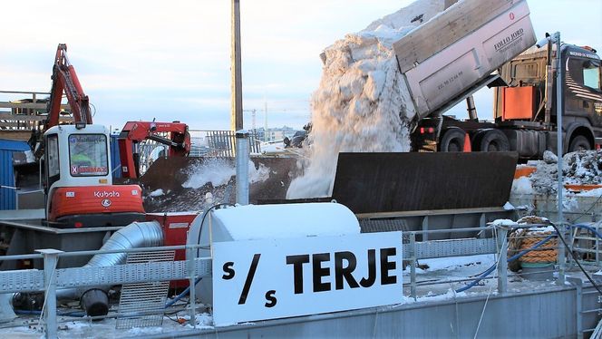 Snølekteren Terje tar i mot Oslos snø. Ved store snøfall er Oslo Havn bekymret for kapasiteten Foto: NCC