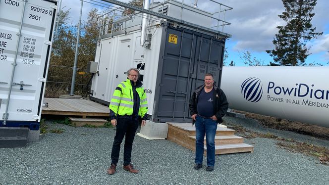 Gårdbruker Lars Hoem (t.h.) på Byneset utenfor Trondheim sammen med Bernhard Kvaal i Trønder-Energi. De forteller om et godt samarbeid gjennom tre år. Foto:  Bernhard Kvaal