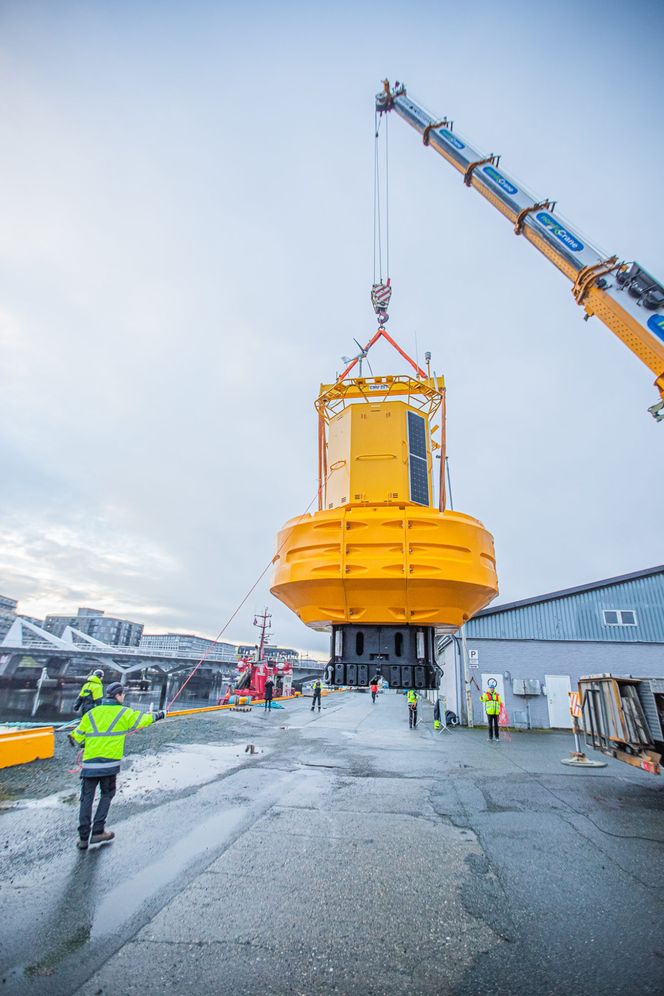 Det gjelder å ha tunga rett i munnen. Her lastes den ene forskningsbøya over til slepebåten. Foto: SINTEF