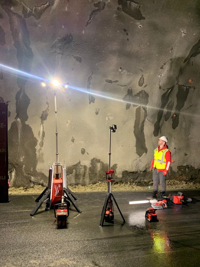 Milwaukee-belysning i tunnel: MX Fuel-lystårnet til venstre, og lillebror M18 HOSALC til høyre.