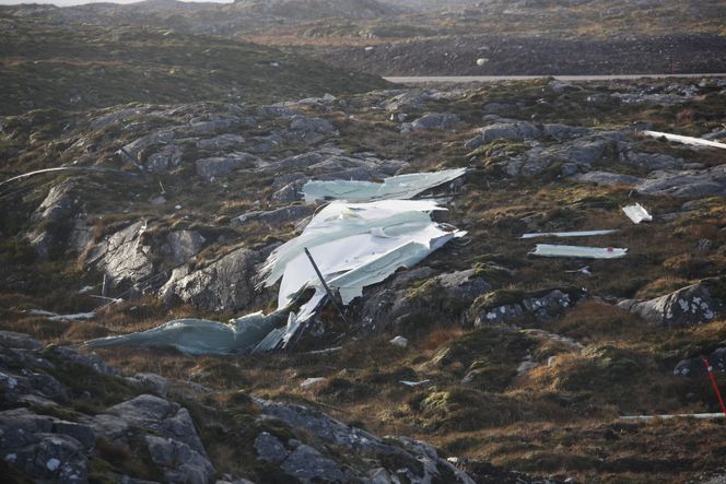 Deler av det ødelagte vingebladet fotografert fredag i Frøya vindpark. Parken er åpen for besøkende. Foto:  Ronny Teigås