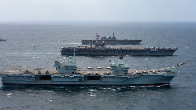 F-35B tar av fra HMS Queen Elizabeth under en øvelse i oktober 2021, her sammen med USS Carl Vinson og JS Kaga. Foto: Petty Officer 3rd Class Russell