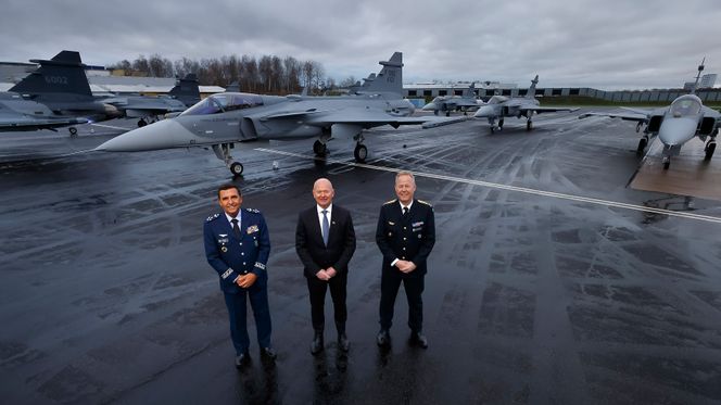 General Carlos de Almeida Baptista Junior, sjef for Força Aérea Brasileira (FAB), Saab-sjef Micael Johansson og generalmajor Carl-Johan Edström, sjef for det svenske luftforsvaret, på en seremoni på Saab-fabrikken onsdag. Foto: Lasse Hejdenberg Hejdlosa Bilder
