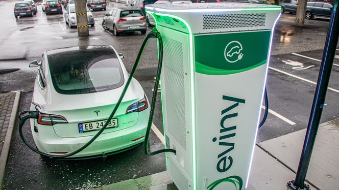En Tesla Model 3 lader på en ABB Terra 360 hurtiglader, som kan levere 360 kilowatt. Foto:  Marius Valle
