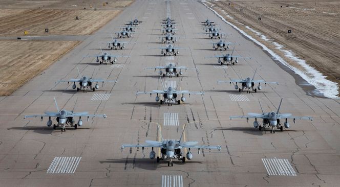 Royal Canadian Air Force (RCAF) 4 Wing Cold Lake samler 19 CF-188 Hornet og 6 CT-155 Hawk til en «elephant walk». Foto: S1 Erica Seymour