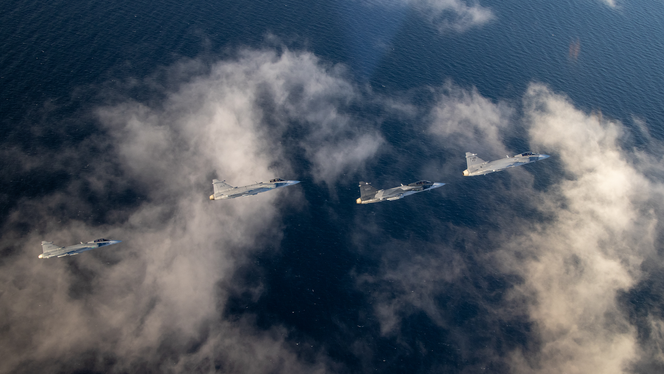 Fire Gripen E i lufta over Sverige. Foto: Saab