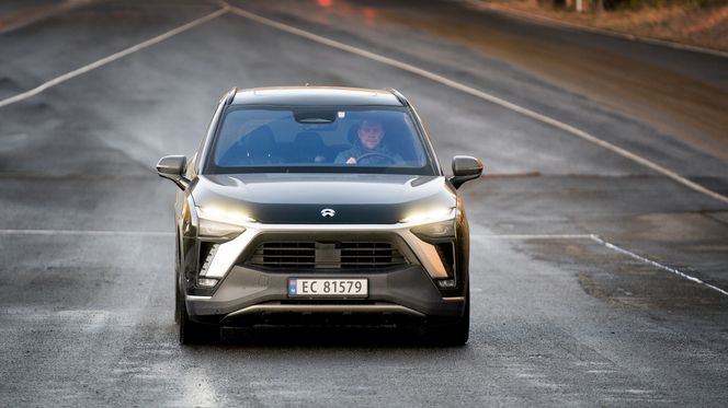 Nio ES8 er den klart største bilen i testen. Den bruker mest strøm, men har likevel god rekkevidde. Foto: Eirik Helland Urke