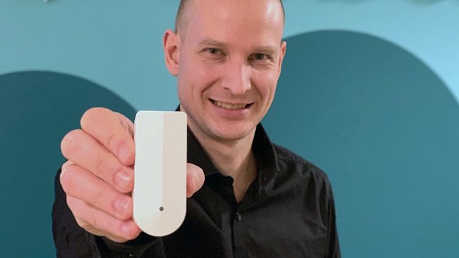 Begynn med elbilladingen, det betyr mest for effekttoppene, sier Tibber-gründer Edgeir Aksnes. Her med Han-adapteren Tibber Pulse. Foto: Tibber