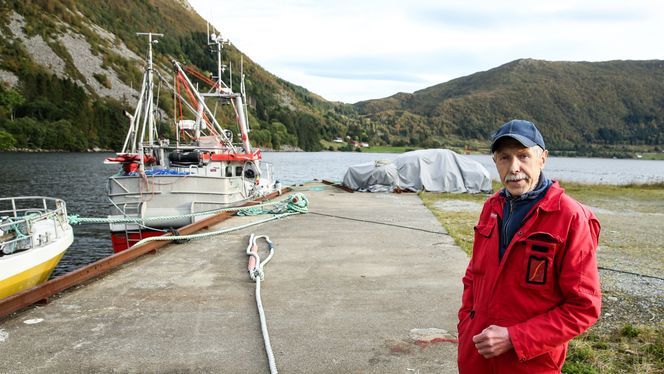 Sjarkfisker Svein Osmundvåg håper tunnelmasser fra Stad skipstunnel kan brukes til å utvikle denne kaien i Lestovika. Tunnelinnslaget i Moldefjorden mot sør er planlagt ved den røde sjøbua til venstre for Osmundsvågs hode. Foto:  Jørn-Arne Tomasgard
