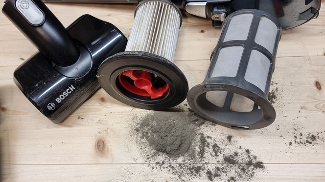 Bosch har et overlegent batterisystem og kraftige «kjørelys». Den har også en svært effektiv måte å riste filteret på, og en slange som er fin til rengjøring i bilen. Foto: Odd Richard Valmot