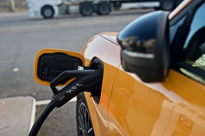 Ford Mustang Mach-e GT lader ved Ionity Dal. Foto: &nbsp;Mathias Klingenberg