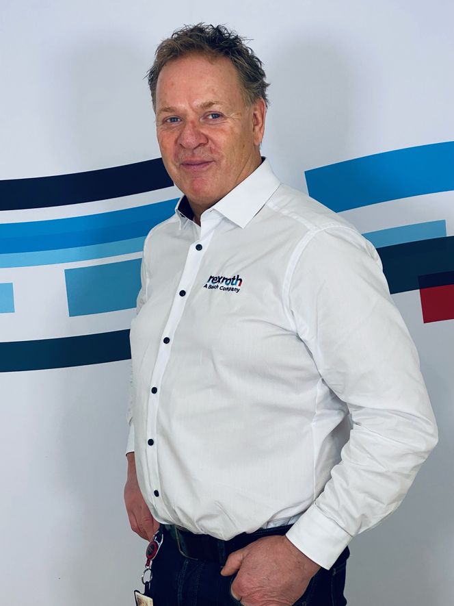 Øyvind Oskarsen i Bosch Rexroth forteller at de kan levere alt fra enkle komponenter til konfigurerte- og skreddersydde systemer, i tillegg til service på dette. Foto: Bosch Rexroth