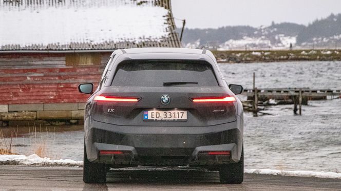 Bilen har firehjulstrekk, og mulighet for å heve seg for å øke bakkeklaringen. Foto: Marius Valle