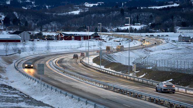 Trafikken glir lett forbi Kvål på ny, firefelts motorvei. Foto: Nye Veier