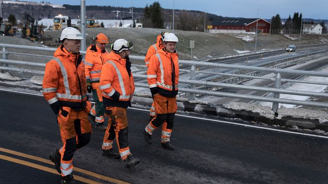 Arbeidere fra Peab møtte opp på nye Skjerdingstad bru for å markere delåpningen. Denne delåpningen var kun for de som har jobbet i prosjektet, i tillegg til Rosmælen barnehage og kommunestyrerepresentanten. Foto: Nye Veier