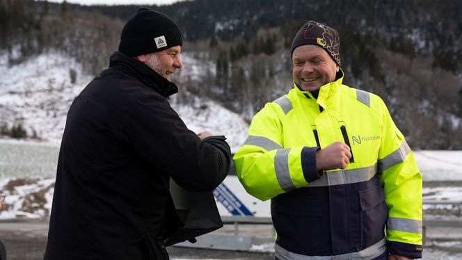 Både Nye Veier og Melhus kommune synes det har vært et godt samarbeid mellom de to partene. Fritz Arne Haugen (Sp) fra Melhus kommune og konstituert prosjektsjef i Nye Veier, Ole Gunnar Sølberg, tar en klassisk koronahilsen. Foto: Nye Veier