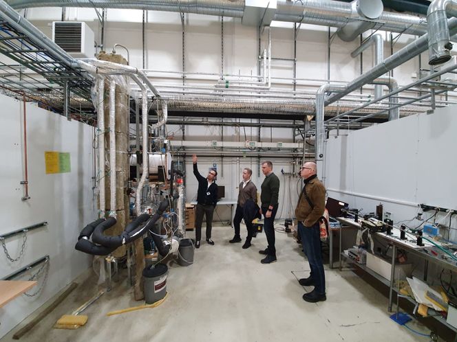 Her inspiserer teamet fangst-teknologien i Sintefs laboratorium. F.v. forsker Abdelghafour Zaabout, prosjektpartnerne Knut Hagenes fra Captico2, Atle Pedersen fra BIR og forsker Richard Blom. Foto: Thor Nielsen/Sintef