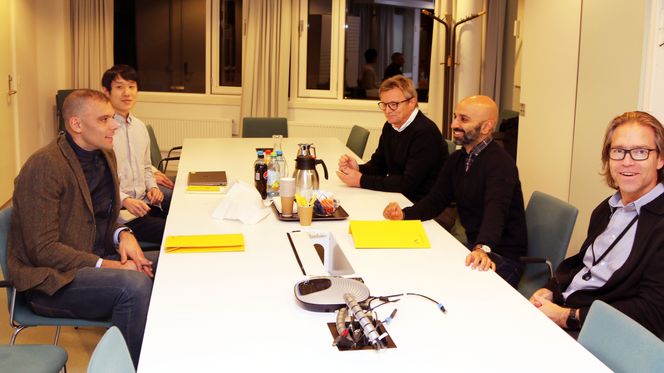 Fra signeringen av avtalen mellom Konnekt og OsloMet. Fra venstre dekan Carl Christian Thodesen, førsteamanuensis Jian Dai, instituttleder Hallgrim Hjelmbrekke, leder i Konnekt, Abdul Basit Mohammad og fagsjef – vei i Konnekt, Morten Hafting. Foto:  Olav-Johan Øye, OsloMet.