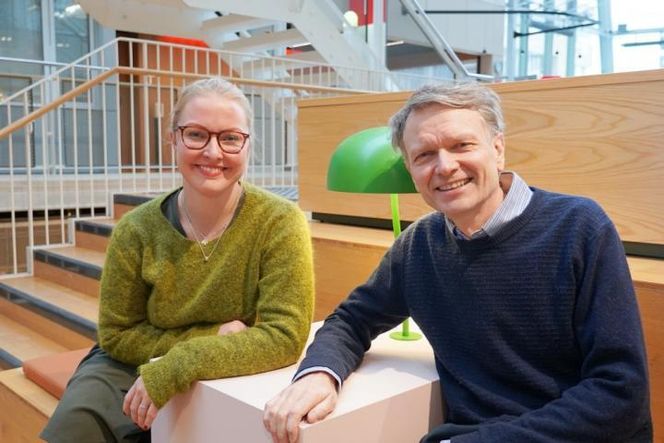 Avanserte hackere kan være villige til å vente i månedsvis eller til og med årevis for å nå målene sine. Verktøyene og teknikkene kan endre seg ganske fort, men de strategiske målene deres er gjerne konsistente over tid, forteller Siri Bromander og Audun Jøsang. Foto: Elina Melteig/UiO
