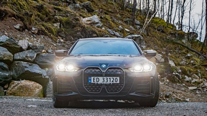 BMW i4 M50 har adaptive frontlykter. Foto: Marius Valle