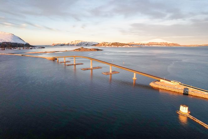 Første del av Nordøyvegen, som nå er åpnet, består av bruene Lepsøybrua (800 meter), Laukebrua (110 meter) Hamnaskjersundbrua (200 meter). 2,7 kilometer vei ligger på sjøfylling. Foto:  Henrik Knarvik, Møre og Romsdal fylkeskommune