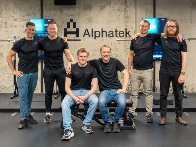 Alphatek har seks ansatte. Fra venstre Åsmund Tveitevoll (master i idrettsvitenskap), John Hauge (markedsføring), Ola Næss Kaldestad (software-ingeniør), Olav Risa (elektroingeniør), CEO Erik Vassøy Olsen (maskiningeniør og materialteknologi) og Aleksander Ferkingstad (sivilingeniør, elektro). Foto: Alphatek