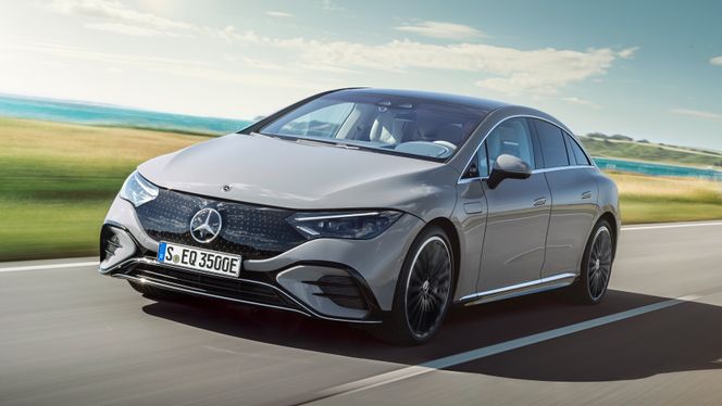 Mercedes EQE 350 har 660 kilometer rekkevidde, og bakhjulstrekk. En variant med firehjulstrekk skal også lanseres senere. Foto: Mercedes-Benz AG
