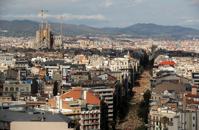La Sagrada Familia ruver i Barcelonas bybilde. Foto: AP