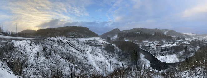 Panoramabildet viser hvor jordarmeringsnett, tyngre masser og jord skal skape oksygenproduksjon fra vei. Foto: Acciona