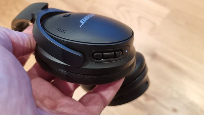 Mye knapper: Sonys WH-1000XM4 og Bose QuietComfort 45 viderefører seriens utrustning av fysiske knapper. Foto: Odd Richard Valmot