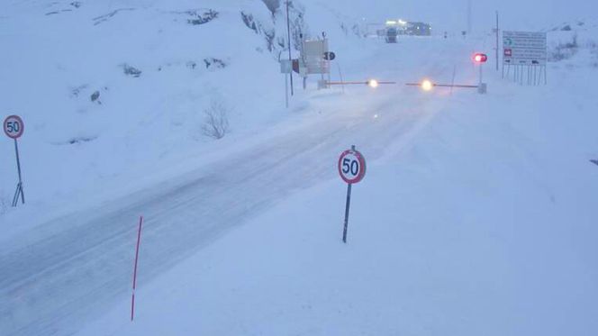 E10 Bjørnfjell er en av flere fjelloverganger i Nordland som er stengt på grunn av dårlig vær. Foto: Statens vegvesen / NTB